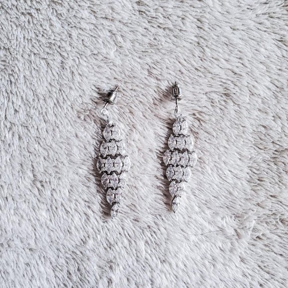 dainty chandelier earrings w/ layered tiers of bright diamonds💎 - Picture 1 of 4